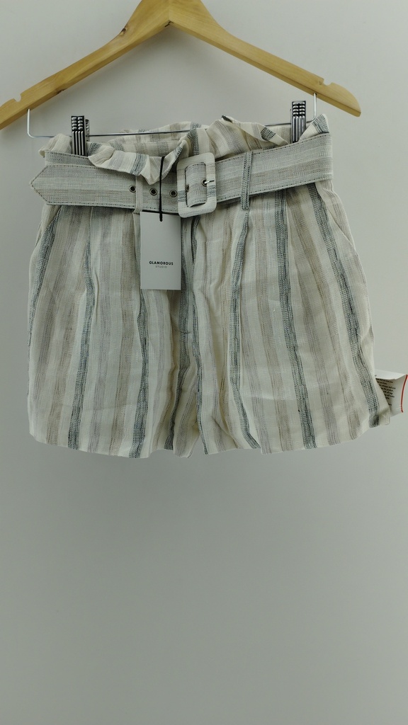 Short blanco rayas verticales con cinto GLAMOROUS T:36