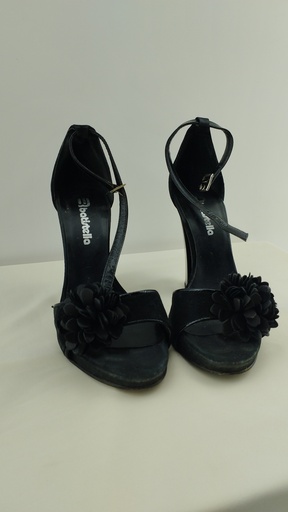 [P04870-1] Zapatos negros detalle flor BATISTELLA T:36